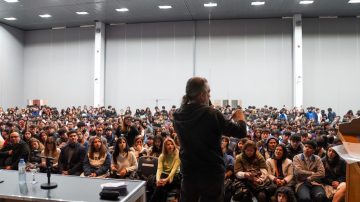 Darío Sztajnszrajber convocó a un Fórum colmado en el Encuentro de Jóvenes y Democracia