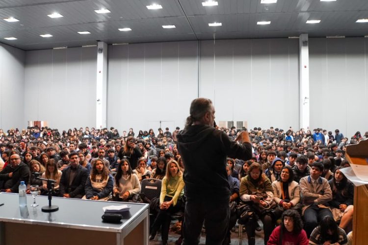 Darío Sztajnszrajber convocó a un Fórum colmado en el Encuentro de Jóvenes y Democracia