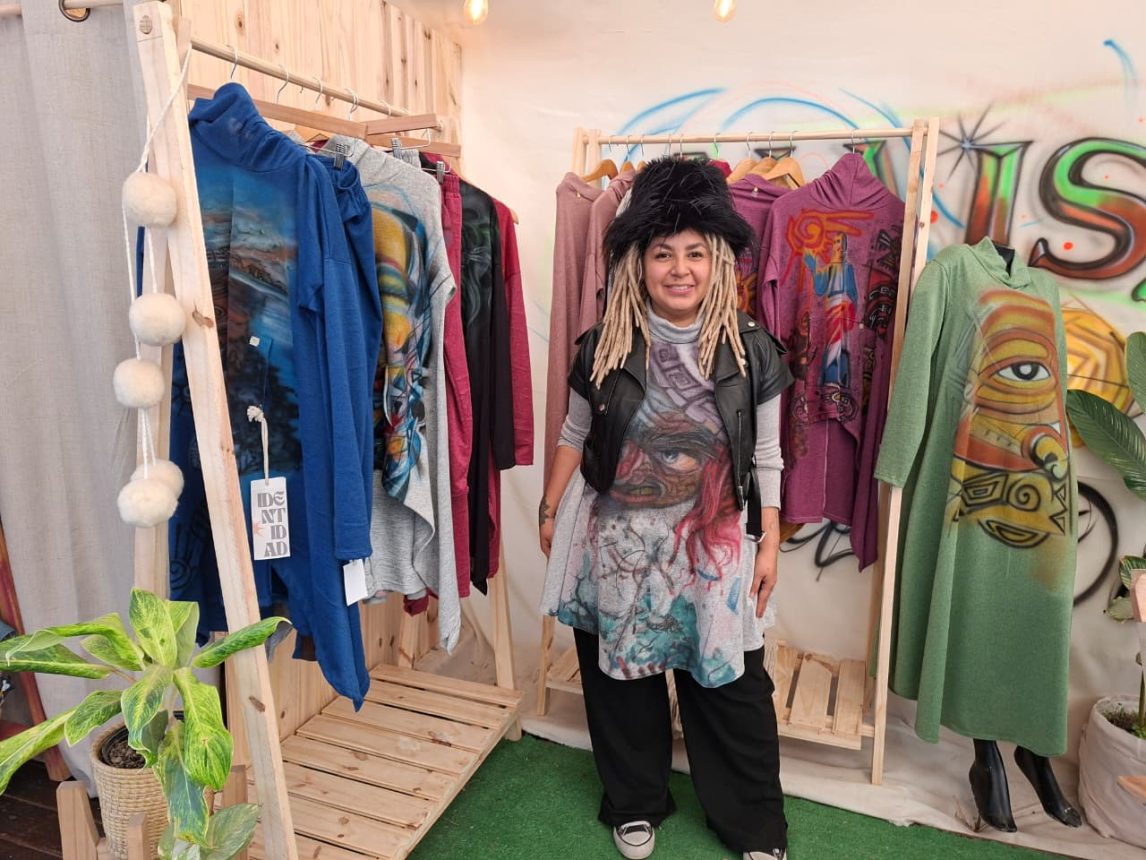 Naisha convierte la identidad santiagueña en arte para vestir en la Feria Artesanal 2026