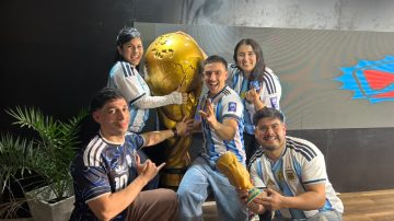 Una Copa del Mundo de un metro y medio sorprendió a todos en los estudios de Info Stream