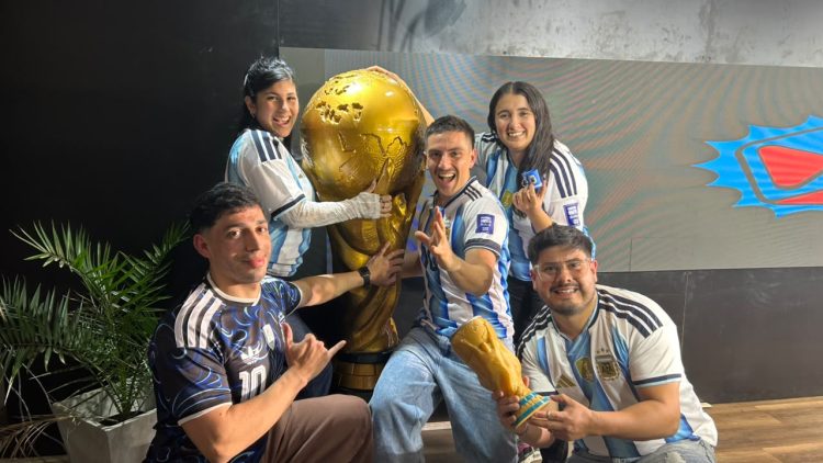 Una Copa del Mundo de un metro y medio sorprendió a todos en los estudios de Info Stream