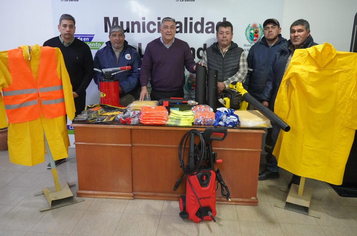 El municipio bandeño refuerza el servicio de limpieza con la entrega de herramientas para el mantenimiento de camiones recolectores