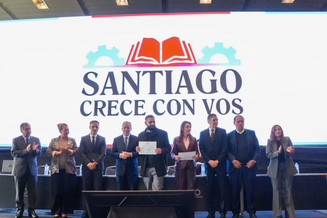 Elías Suárez encabezó la entrega de certificados a los primeros 1600 egresados de Santiago Crece con Vos