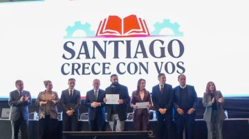 Elías Suárez encabezó la entrega de certificados a los primeros 1600 egresados de Santiago Crece con Vos