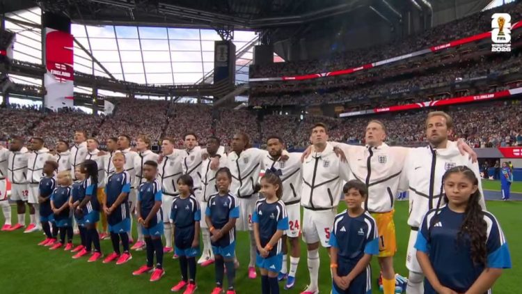 Los hinchas argentinos hicieron sentir su voz y taparon el himno de Inglaterra
