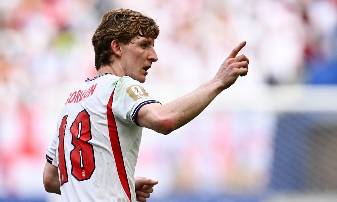Inglaterra abrió el marcador con un gol de Anthony Gordon