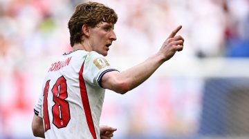 Inglaterra abrió el marcador con un gol de Anthony Gordon