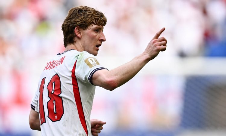 Inglaterra abrió el marcador con un gol de Anthony Gordon