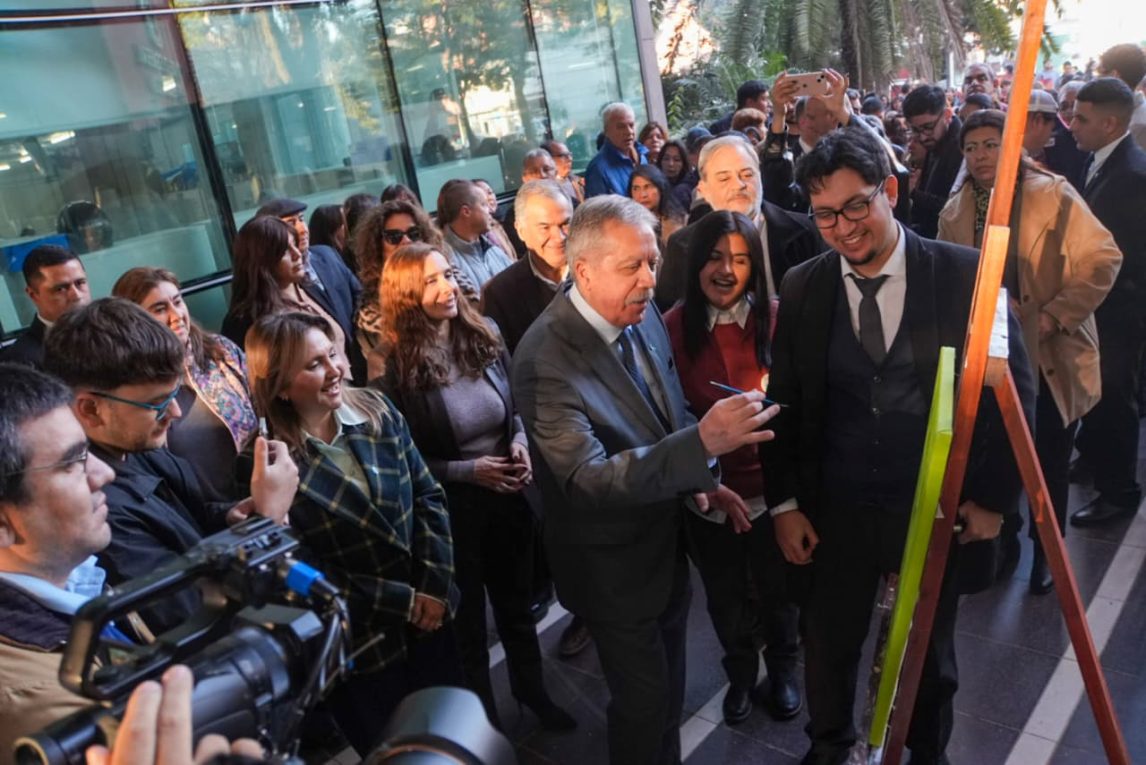 El gobernador Elías Suárez participó de la muestra anual del Instituto Superior de Bellas Artes Juan Yapari
