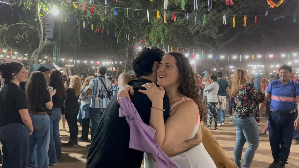 Turistas de todo el país y extranjeros se dieron cita en el Patio del Indio Froilán para vivir la vigilia por la 24° Marcha de los Bombos