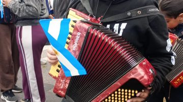 Con solo 12 años, Felipe Acosta emocionó con su acordeón en la Marcha de las Cuerdas y Fuelles