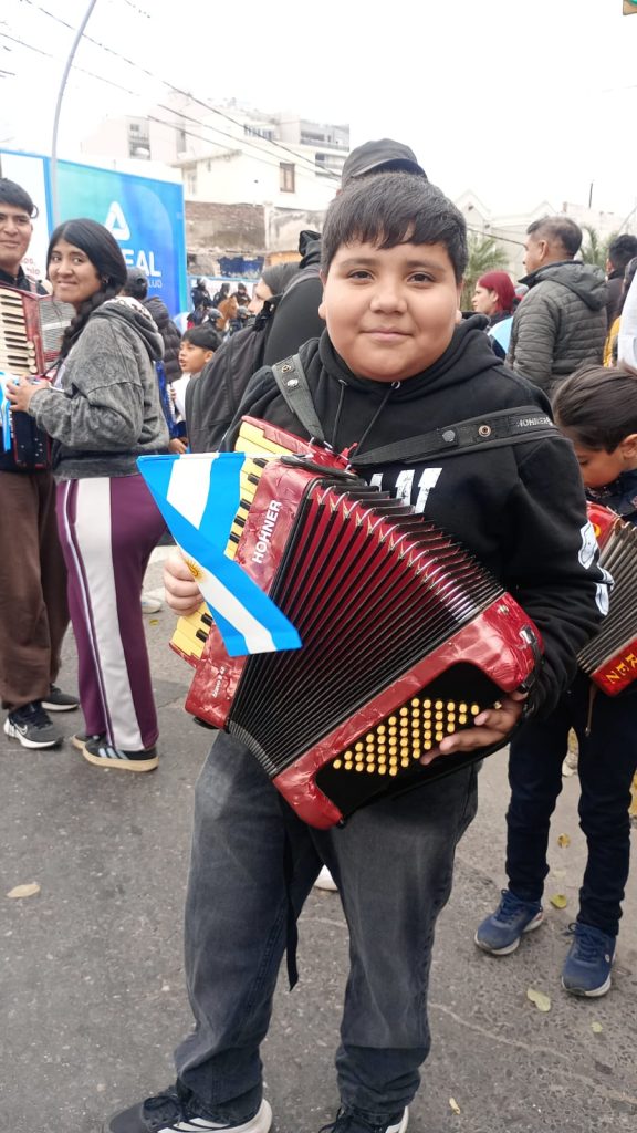 Con solo 12 años, Felipe Acosta emocionó con su acordeón en la Marcha de las Cuerdas y Fuelles
