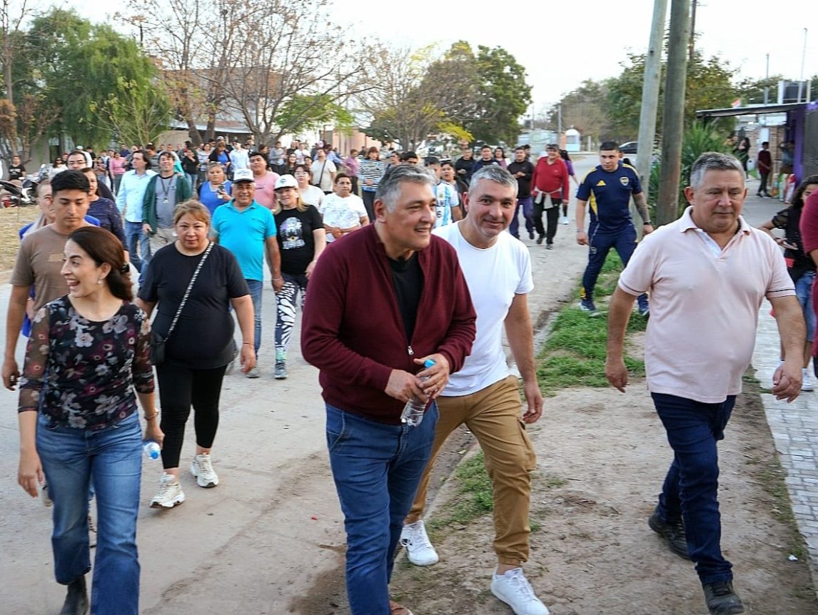 Nediani recorrió el barrio El Rincón y habilitó la nueva iluminación de la cancha de la Escuelita de Fútbol “Pájaro” Quiñones