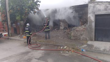 El incendio de una vivienda abandonada causó revuelo en el barrio Parque