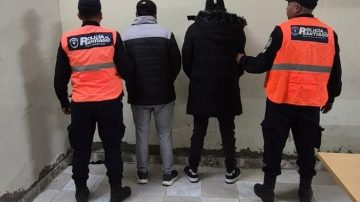 Aprehenden a dos jóvenes que estaban parados en plena ruta 6: tenían marihuana en su poder