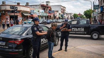 Una mujer fue aprehendida tras intentar abrir autos en pleno centro de Termas