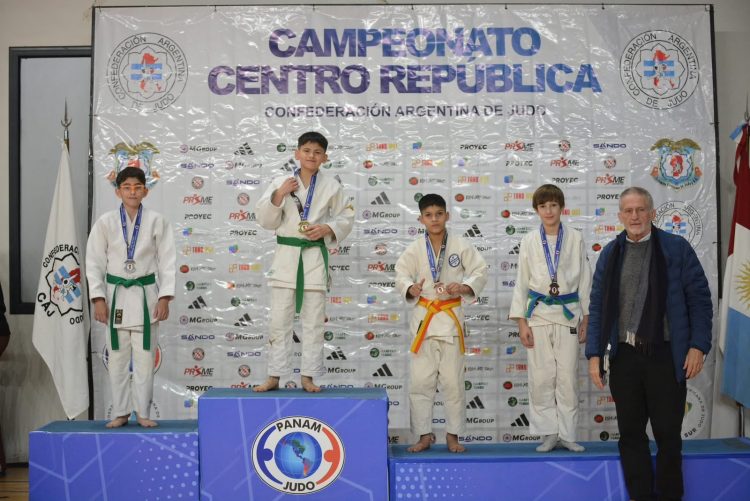 Fernando Albornoz ganó el oro invicto y dejó a Santiago en lo más alto