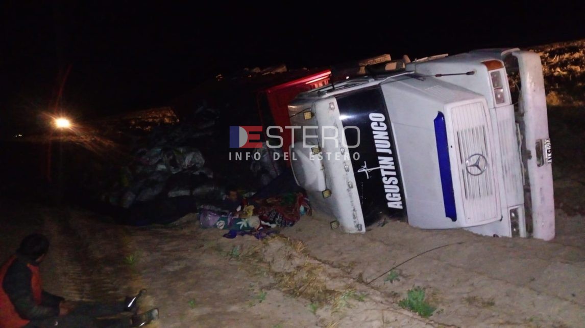 Tucumano que transportaba carbón por RN 9 protagonizó un impactante vuelco en Santiago del Estero
