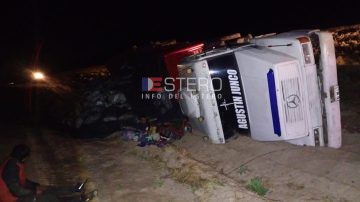Tucumano que transportaba carbón por RN 9 protagonizó un impactante vuelco en Santiago del Estero