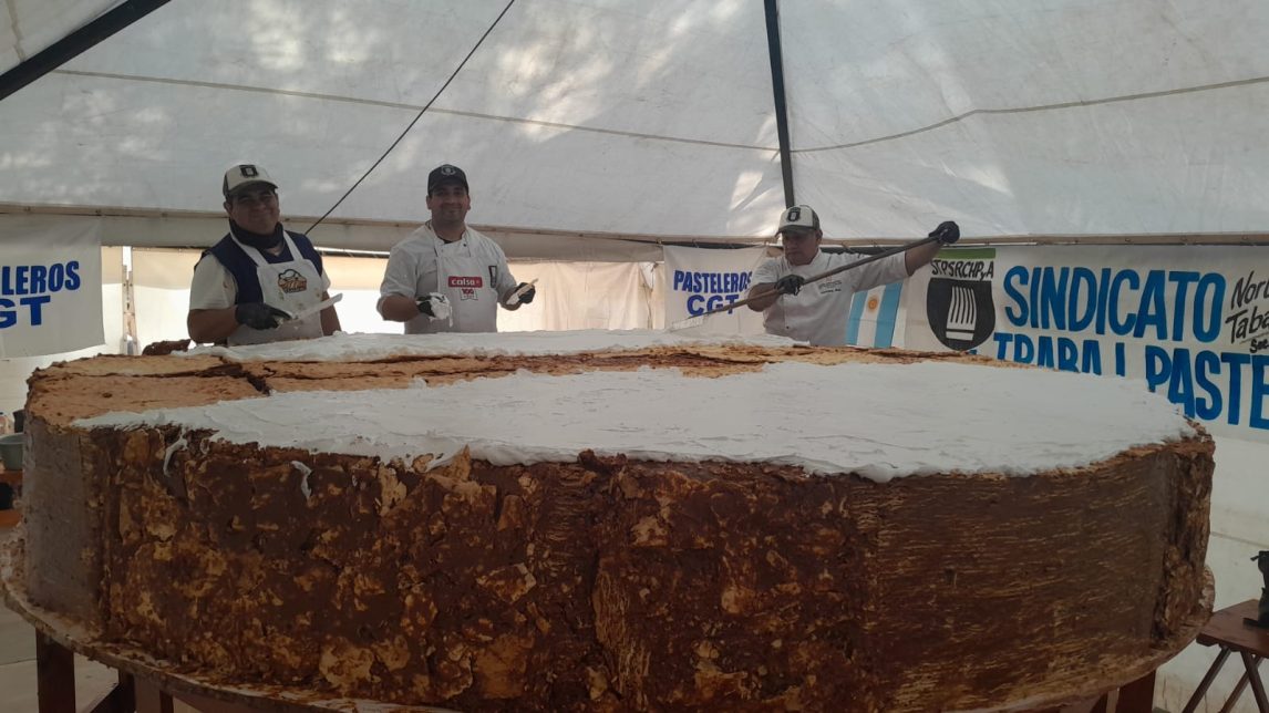 El alfajor santiagueño gigante: la historia detrás del clásico que nació hace cinco años y sueña con llegar al Libro Guinness