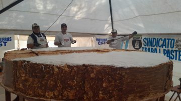 El alfajor santiagueño gigante: la historia detrás del clásico que nació hace cinco años y sueña con llegar al Libro Guinness