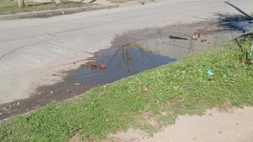 Vecinos del barrio Bosco III reclaman una solución urgente por la fuga de agua que daña la vereda y la calle