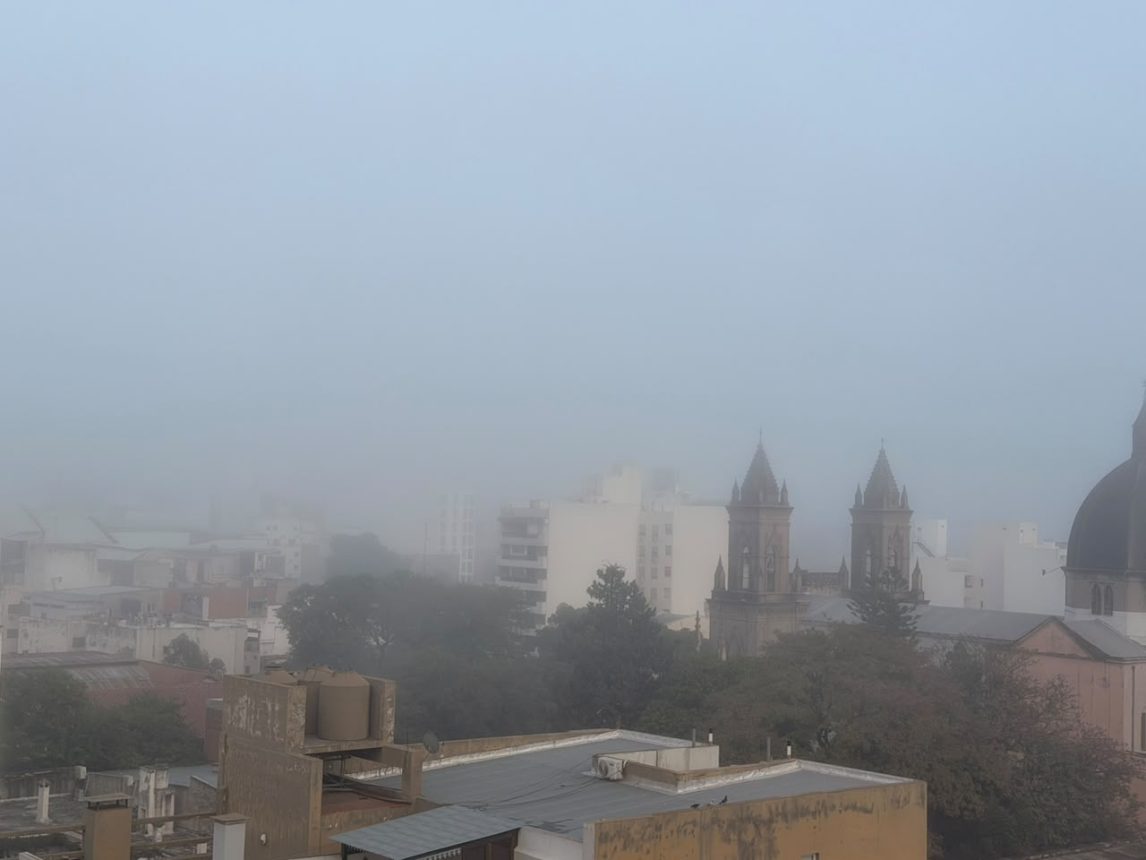 Intensa niebla sorprendió a Santiago del Estero: la visibilidad cayó a apenas 100 metros