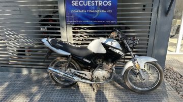 Recuperan una moto robada justo cuando intentaban desarmarla en la vía pública