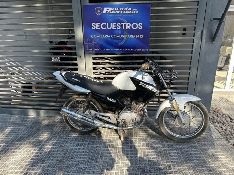Recuperan una moto robada justo cuando intentaban desarmarla en la vía pública