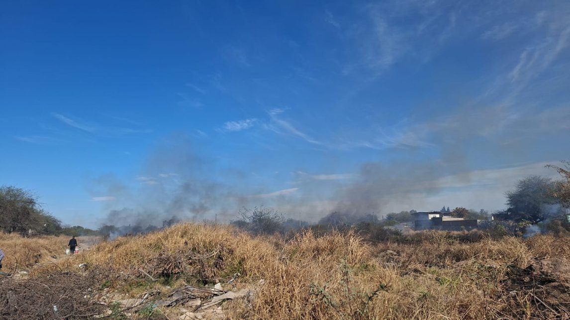 Quema de pastizales en un lote privado alertó a los vecinos del barrio Aeropuerto