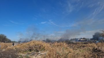 Quema de pastizales en un lote privado alertó a los vecinos del barrio Aeropuerto