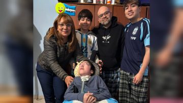 Denuncian que un niño con parálisis cerebral podría perder su cobertura de salud tras el fallecimiento de su padre