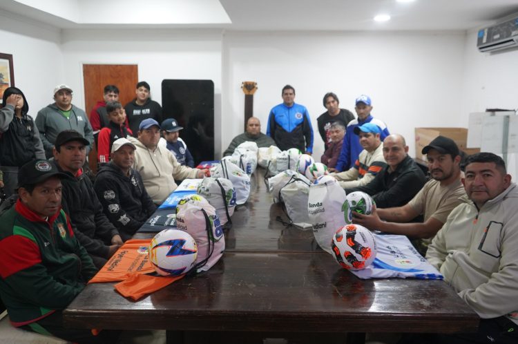 Equipos pertenecientes a la Liga C40 recibieron camisetas y pelotas