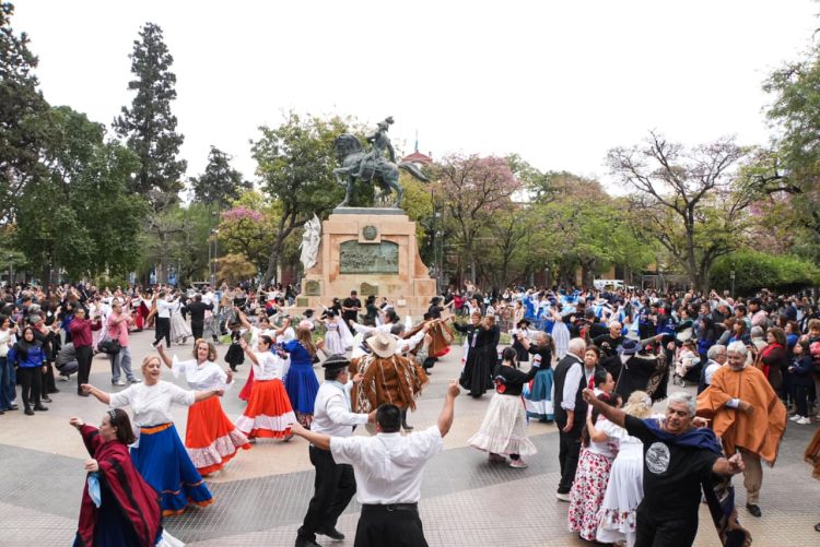 Santiago del Estero cierra el Mes Aniversario con una multitudinaria edición de Santiago Baila en Plaza Libertad