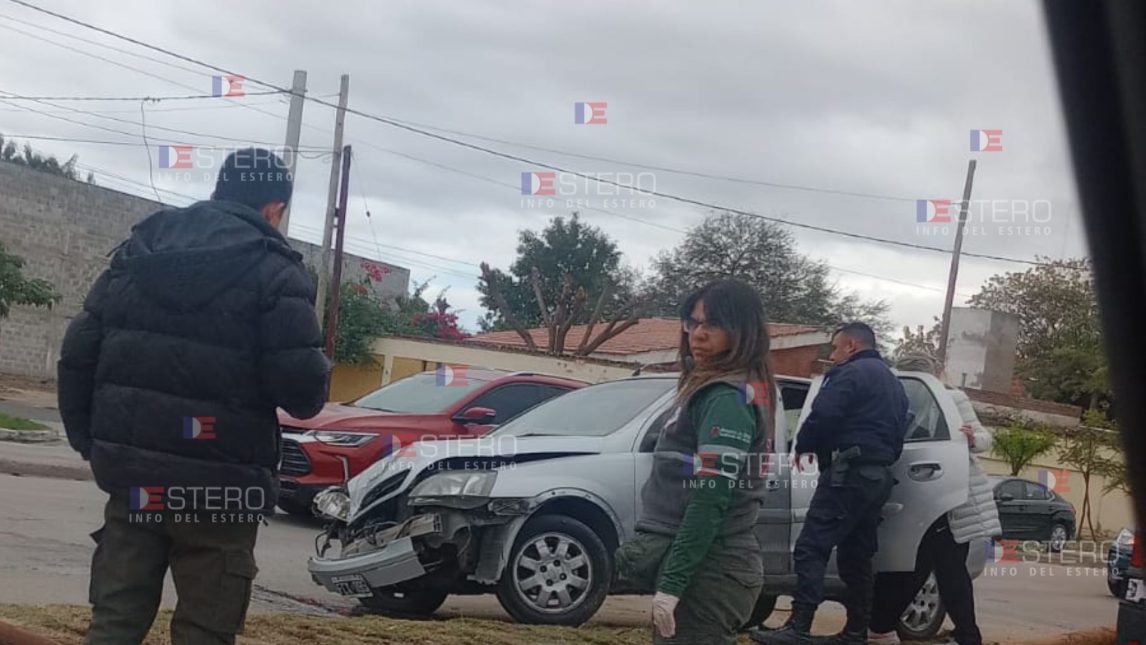 Grave accidente sobre avenida Lugones: un auto terminó destrozado sobre el boulevard