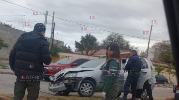 Grave accidente sobre avenida Lugones: un auto terminó destrozado sobre el boulevard