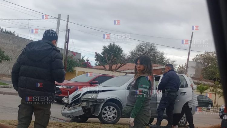 Grave accidente sobre avenida Lugones: un auto terminó destrozado sobre el boulevard