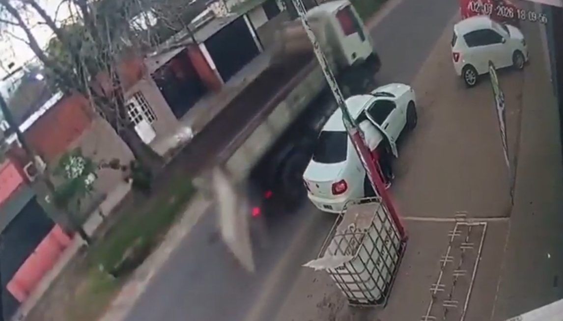 VIDEO | Una bebé salió despedida tras un violento choque con un camión municipal en Santa Fe