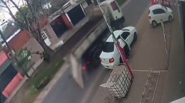 VIDEO | Una bebé salió despedida tras un violento choque con un camión municipal en Santa Fe