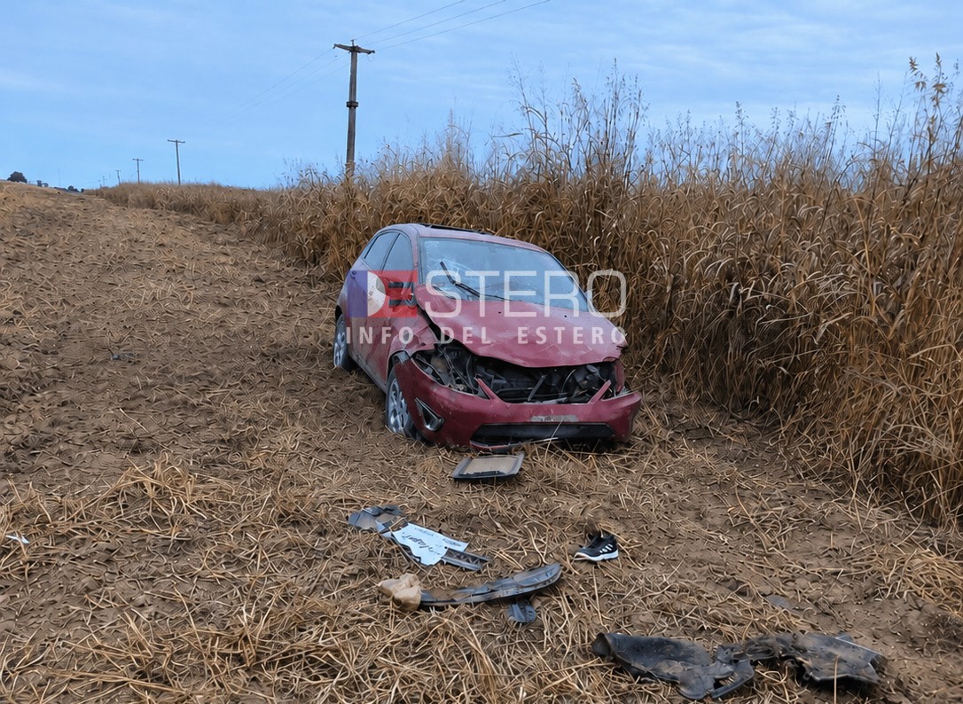Grave accidente en Quimilí: un policía volcó con su auto y su estado de salud es preocupante