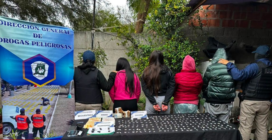 B° Libertad: cuatro mujeres y un hombre, detenidos con 214 envoltorios de cocaína