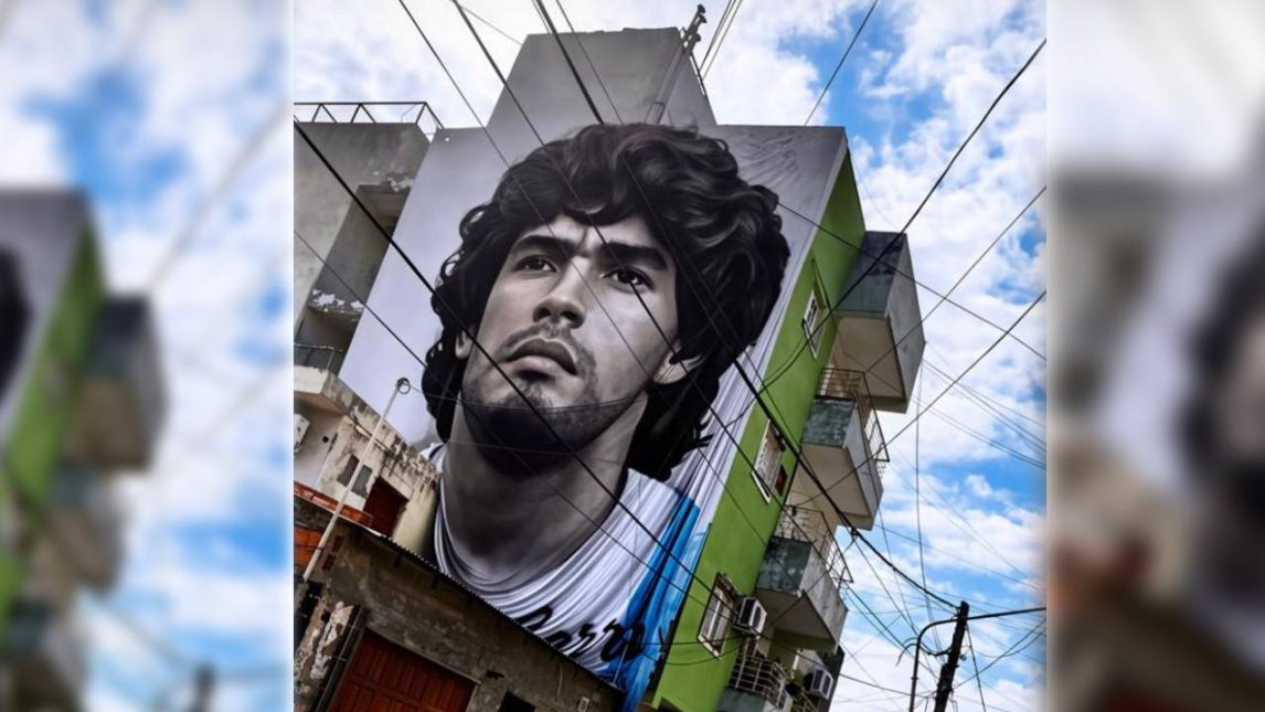 Impresionante y hermosa bandera de Maradona en la previa de Argentina-Inglaterra