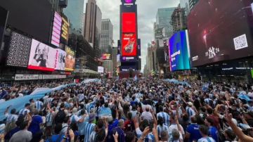 De bandera la ilusión: miles de argentinos coparon Times Square en la previa de la final