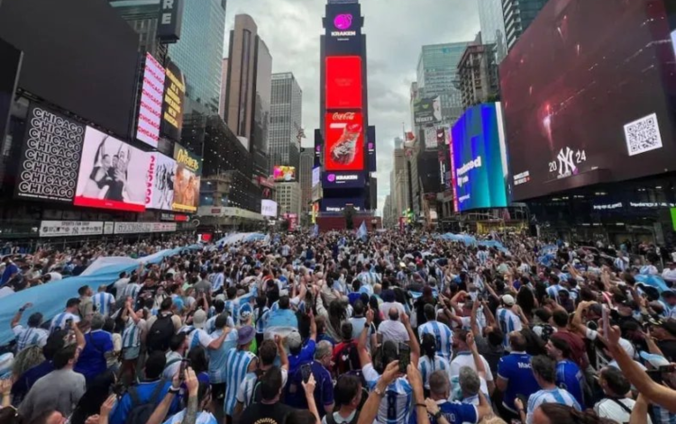 De bandera la ilusión: miles de argentinos coparon Times Square en la previa de la final