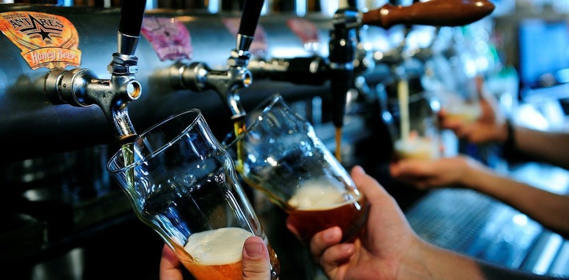 Con caída estimada del 30% en el consumo, bares y cervecerías enfrentan una dura crisis en todo el país