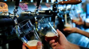 Con caída estimada del 30% en el consumo, bares y cervecerías enfrentan una dura crisis en todo el país