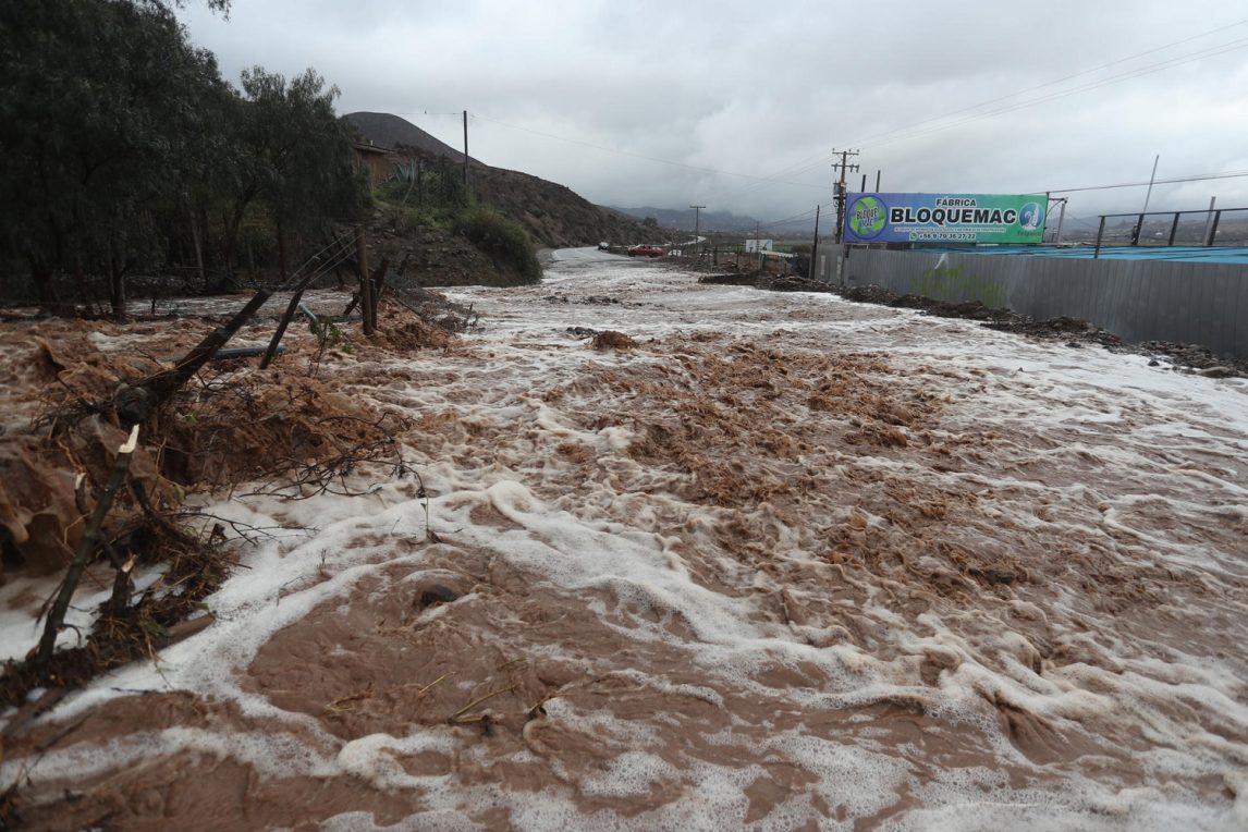 Temporal en Chile: ascienden a 13 los muertos y más de 63.000 personas siguen aisladas