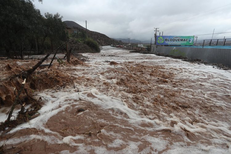 Temporal en Chile: ascienden a 13 los muertos y más de 63.000 personas siguen aisladas