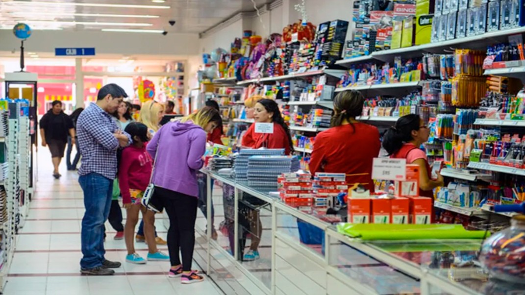 Empleados de Comercio acordaron un aumento del 5,7%: cómo queda la suba salarial y el bono de $50.000