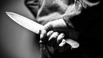 Una joven logró alertar a la Policía cuando era amenazada con un cuchillo por su pareja